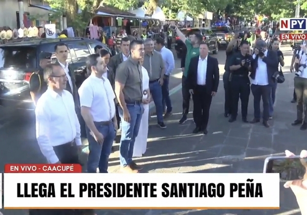 Con retraso llegó hoy Peña a la misa en Caacupé