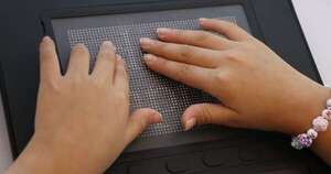 Diario HOY | Entregan pantallas táctiles inteligentes destinadas a estudiantes con discapacidad visual