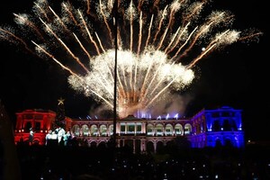 Miles de personas acompañaron el encendido del árbol navideño en Asunción - trece