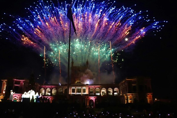 Encendido del árbol navideño reunió a más de 17 mil personas frente al Palacio | Unicanal