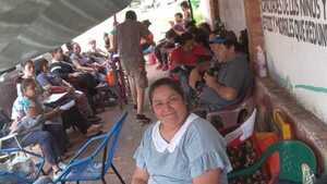 Roban celu a una mamá que acampaba frente a escuela