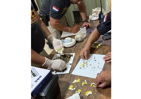 Hallan droga lanzada desde la calle hacia el Penal de Tacumbú