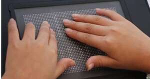 La Nación / MEC distribuye pantallas táctiles inteligentes para alumnos con discapacidad visual