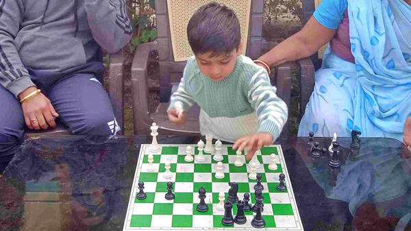 Un niño indio se clasifica en la FIDE de ajedrez con solo 3 años