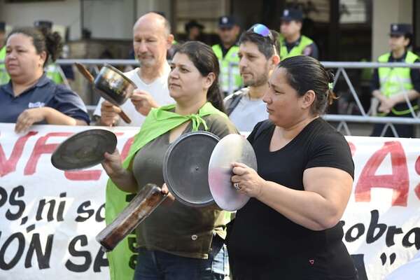 IPS: enfermería exige salarios dignos con cacerolazos y médicos presionan por carga horaria - Nacionales - ABC Color