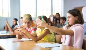 Gobierno impulsa ley para prohibir celulares en las escuelas y proteger la salud mental estudiantil