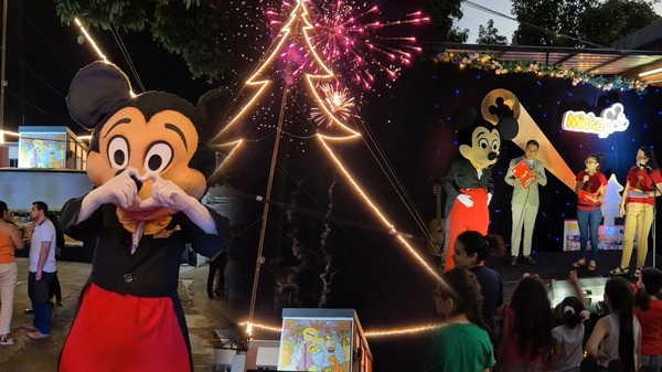 El encendido del Árbol de Navidad de Mickey iluminó una noche mágica