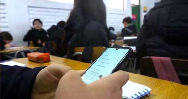 La Nación / Plantean regular uso de celulares en las aulas