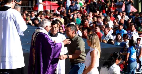 La Nación / En Caacupé, Peña promete seguir trabajando por los problemas del país