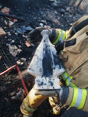 Imagen Intacta tras Incendio Conmueve a Bomberos