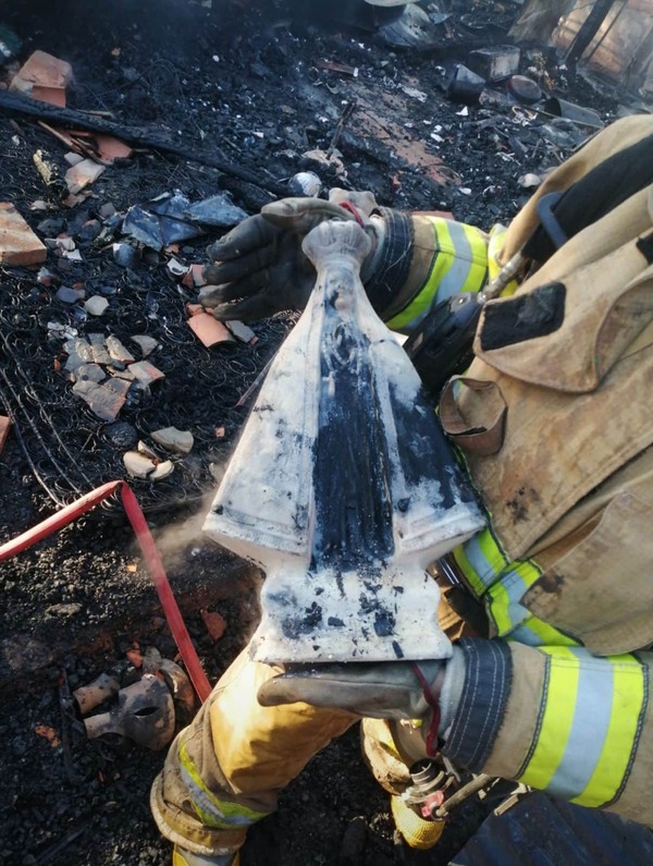 Imagen Intacta tras Incendio Conmueve a Bomberos