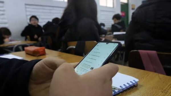 ¿De qué trata el proyecto de ley para prohibir celulares en las escuelas?