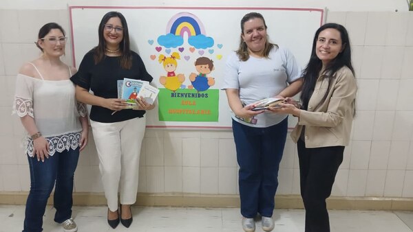 "Cuentos en Navidad" lleva historias a niños hospitalizados en Concepción