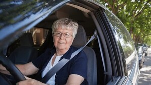 Distintivo a conductores de 60 y más: “¡Por qué no ponen nomás ya 'acá va una vieja de mier…!'”