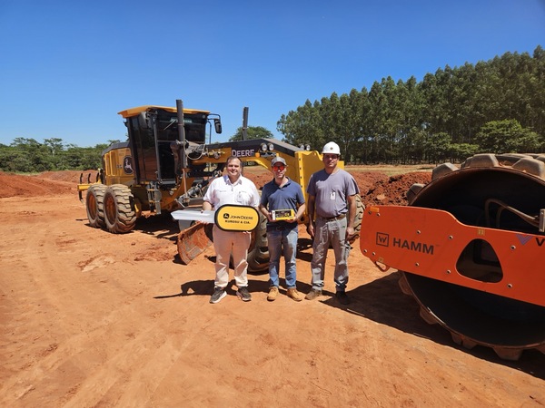 Kurosu & Cía potencia a Vialterra S.A. con la entrega de dos equipos de gran porte para obras de alta exigencia - Amigo Camionero