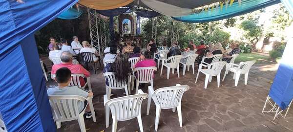 Más de 24 años con fe y devoción, una familia celebra a la Virgen de Caacupé en la capital de Misiones - Nacionales - ABC Color