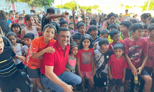 Edgar Olmedo celebró su cumpleaños 55 compartiendo con los niños del barrio San Miguel de Coronel Oviedo - OviedoPress
