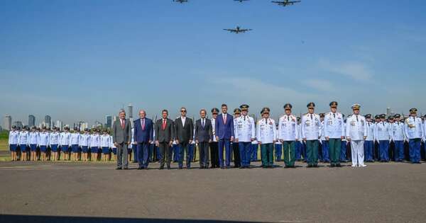 La Nación / Peña celebró el egreso de 26 pilotos aviadores militares