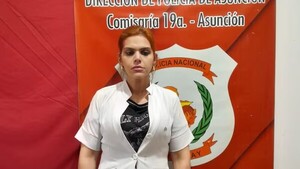 Se puso la bata, se hizo pasar por enfermera, e ingresó al hospital