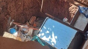 Se hundió el piso de su cocina y doña de 72 años cayó en feroz pozo