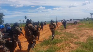 Video: Campesinos atropellan barrera para llegar hasta ex estancia de Cabeza Branca