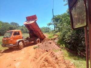 Acahay: MOPC repara caminos vecinales tras reclamos de pobladores - Nacionales - ABC Color