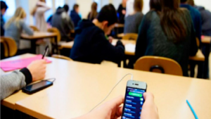 Uso de celulares en escuelas: Experta advierte que abuso de la tecnología no ayuda al aprendizaje