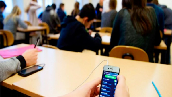 Uso de celulares en escuelas: Experta advierte que abuso de la tecnología no ayuda al aprendizaje