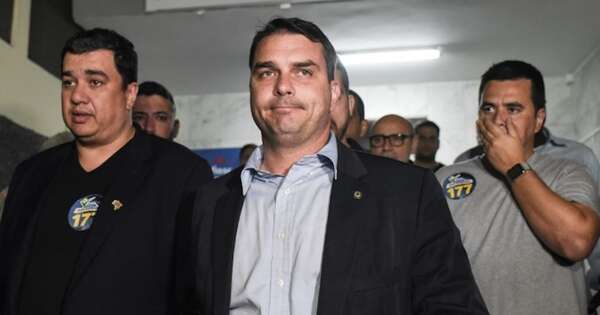 La Nación / Estrategia de Bolsonaro: designa a su hijo Flávio para disputar las elecciones de 2026 en Brasil