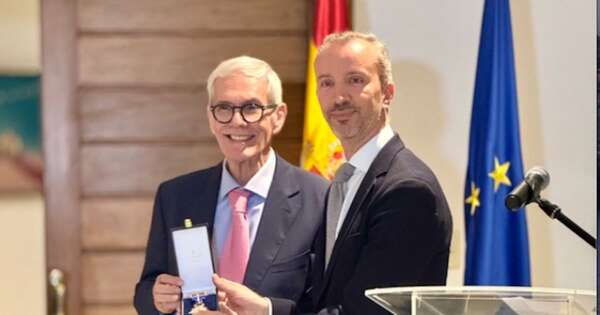 La Nación / Nasta recibe medalla del Reino de España