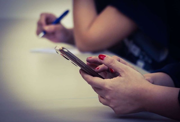 Ejecutivo Regula Uso de Celulares en Aulas Escolares