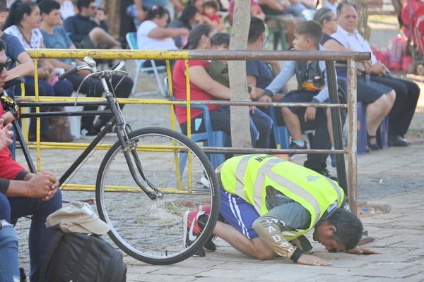 Padre Pedalea 9 Años por Milagro de Salud de Hijos