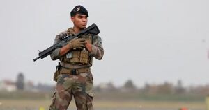 Soldados franceses disparan a drones instrusos sobre base