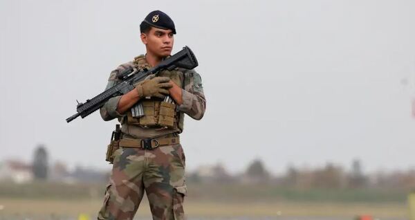 Soldados franceses disparan a drones instrusos sobre base