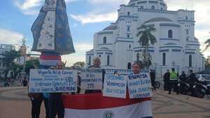 Enfermeras del IPS pidieron a la Virgencita de Caacupé que interceda por ellas - Nacionales - ABC Color