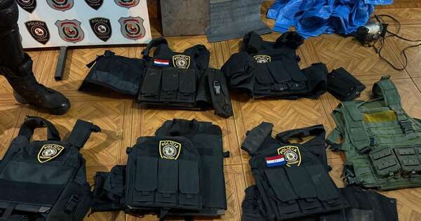 Diario HOY | Arrestan a joven equipado con chalecos y placas policiales