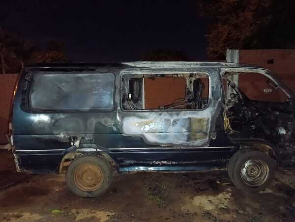 VEHÍCULO ARDIÓ EN LLAMAS EN SAN PEDRO DEL PARANÁ