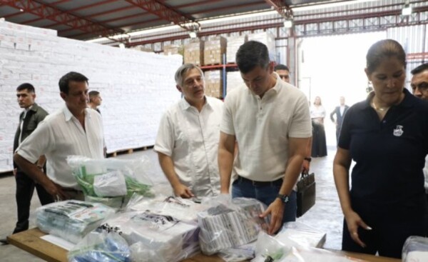 Presidente verificó kits escolares que serán distribuidos en el 2026