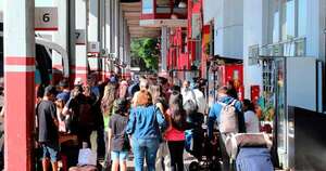 La Nación / Aumenta el movimiento de gente en la Estación de Buses de Asunción