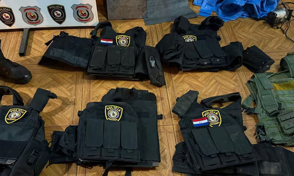 Cae joven con chalecos y placas policiales en Alto Paraná - OviedoPress