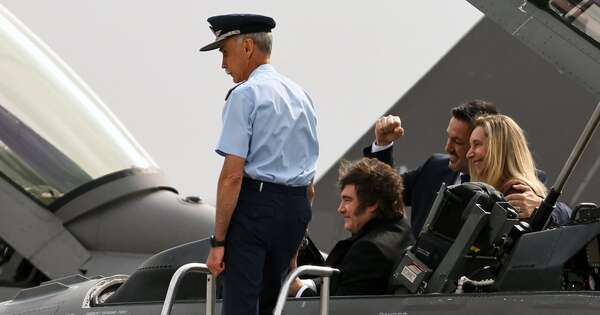 La Nación / Milei presenta aviones cazas F16 que compró a Dinamarca