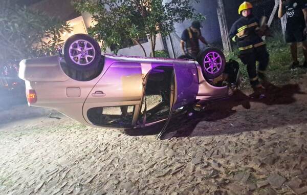 Choque y aparatoso vuelco en Loma Merlo.