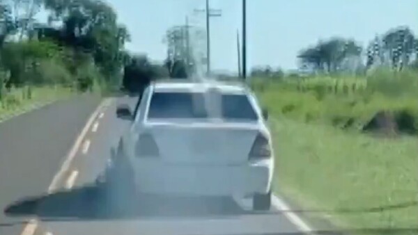 Automovilista arrastra una motocicleta por tres kilómetros