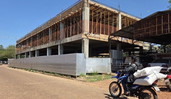 Suspenden construcción de un futuro sanatorio por ocupar la vereda en Concepción - Concepción al Día