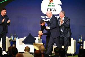 FIFA se disculpa con Scaloni por no dejarle tocar el trofeo del Mundial - Fútbol Internacional - ABC Color