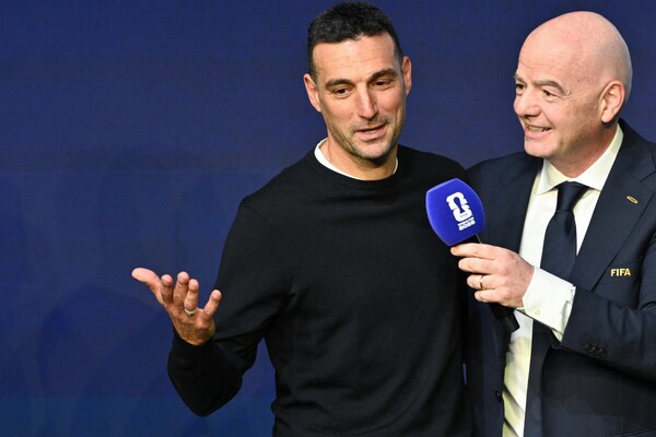 La FIFA se disculpa con Scaloni por no dejarle tocar el trofeo del Mundial