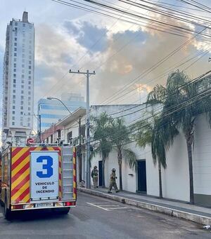 Reportan el incendio de un depósito en el microcentro de Asunción - Policiales - ABC Color