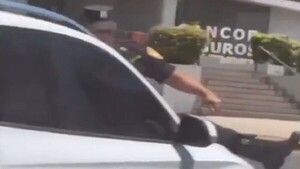 Video: Conductora lleva a policía sobre su capó, tras causar un accidente en Asunción