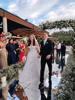 Popular / (VIDEO) ¡Almirón y Alexia acaban de dar el “Sí, quiero” ante el altar!