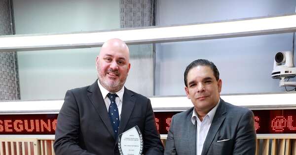 La Nación / Diego Sotomayor recibe reconocimiento por su gestión en la Municipalidad de Asunción